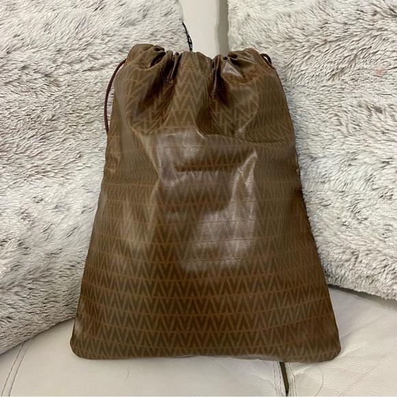 Valentino - Picture 2 of 7